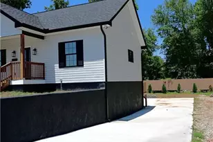 129 E Oakdale St, Mount Airy, NC 27030 - Photo 4
