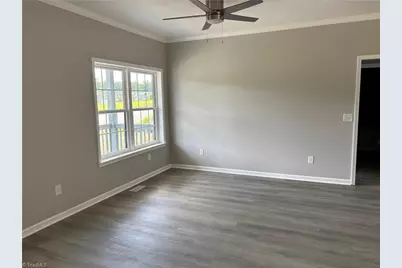 129 E Oakdale Street, Mount Airy, NC 27030 - Photo 6