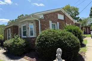 2201 Woodberry Dr, Greensboro, NC 27403 - Photo 2