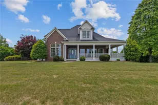 1148 Town N Country Dr, Wilkesboro, NC 28697 - Photo 2