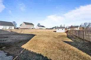 305 Carter Ridge Dr, Reidsville, NC 27320 - Photo 2