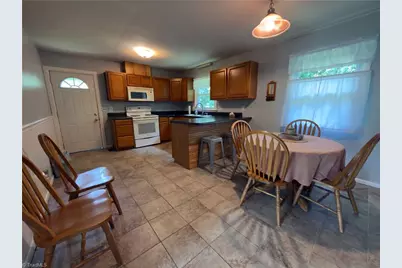 218 Delaware Avenue, Mount Airy, NC 27030 - Photo 4
