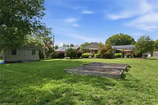 2807 Northampton Dr, Greensboro, NC 27408 - Photo 34