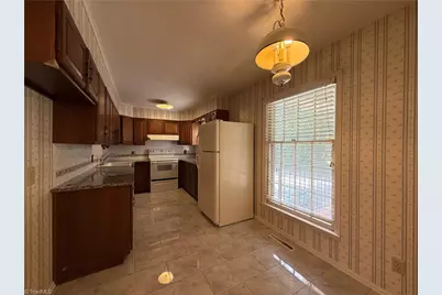 2711 Reynolda Road #2D, Winston-Salem, NC 27106 - Photo 4