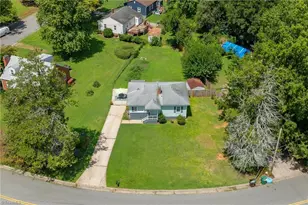 1403 McGuinn Dr, High Point, NC 27262 - Photo 2