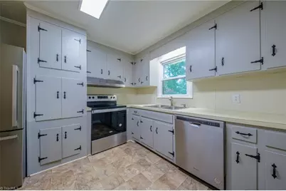 435 Lakecrest Drive, Kernersville, NC 27284 - Photo 16