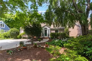 211 E Avondale Dr, Greensboro, NC 27403 - Photo 2