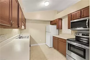 800 Spruill Ct, Greensboro, NC 27409 - Photo 8