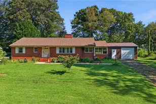 246 Fairview Ave, Mount Airy, NC 27030 - Photo 4