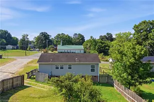 813 Young St, Thomasville, NC 27360 - Photo 40