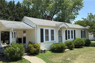 109 Adams St, Yadkinville, NC 27055 - Photo 2