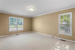8 Barrett Pl, Greensboro, NC 27455 - Photo 12