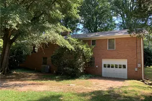 2315 Frederick Dr, Winston-Salem, NC 27103 - Photo 2