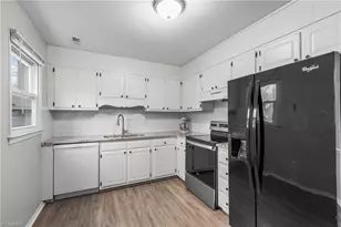 3921 Valley Ct, Winston-Salem, NC 27106 - Photo 2