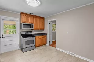 2010 Twain Rd, Greensboro, NC 27405 - Photo 10