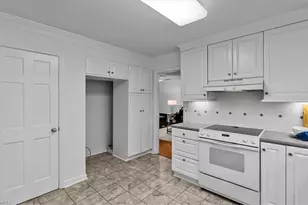1017 Bridgewater Dr, Greensboro, NC 27410 - Photo 8