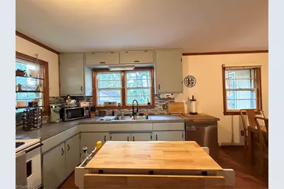 16 Vivian Street, Thomasville, NC 27360 - Photo 12