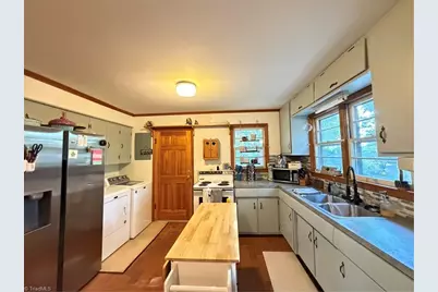 16 Vivian Street, Thomasville, NC 27360 - Photo 12