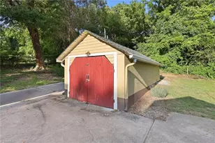 123 S Sunset Dr, Winston-Salem, NC 27101 - Photo 32