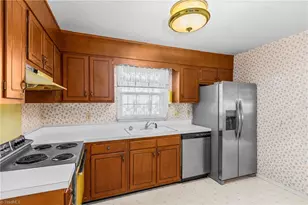 808 Ernest Ct, High Point, NC 27263 - Photo 10