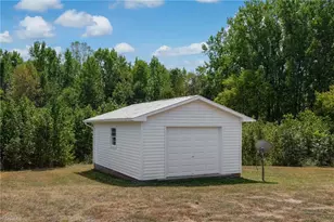 802 Strawberry Rd, Reidsville, NC 27320 - Photo 8