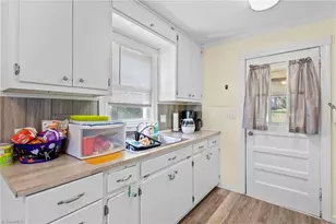 1911 Tucker St, Burlington, NC 27215 - Photo 10