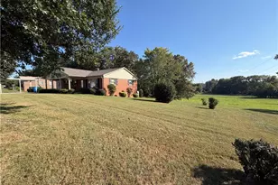 1516 W Fairfield Dr, Mount Airy, NC 27030 - Photo 4