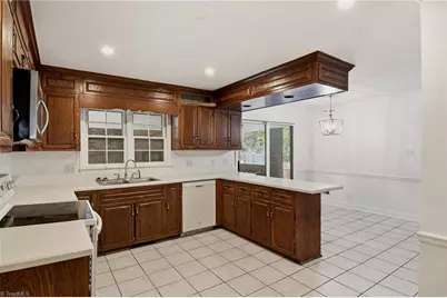 33 Kemp Road E, Greensboro, NC 27410 - Photo 10
