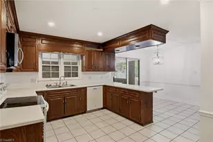 33 Kemp Rd E, Greensboro, NC 27410 - Photo 10