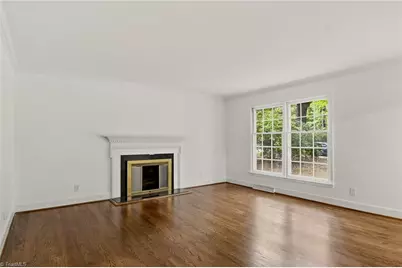 33 Kemp Road E, Greensboro, NC 27410 - Photo 6