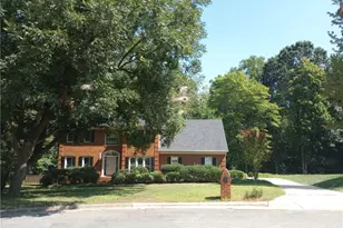 8 Dunkirk Pl, Greensboro, NC 27410 - Photo 2