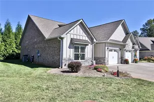 101 Parkview Dr, Yadkinville, NC 27055 - Photo 2