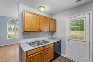 405 Dudley St, Greensboro, NC 27401 - Photo 12