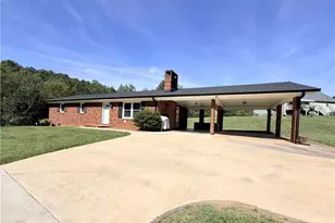 418 Cloverdale Ln, Wilkesboro, NC 28697 - Photo 4