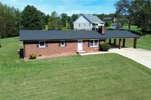 418 Cloverdale Ln, Wilkesboro, NC 28697 - Photo 2