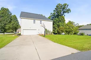 7620 Sterlingshire Dr, Greensboro, NC 27409 - Photo 6