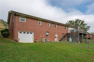 405 E Devon Dr, Mount Airy, NC 27030 - Photo 8