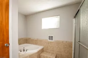 2420 Kingsgate Dr, Winston-Salem, NC 27101 - Photo 10