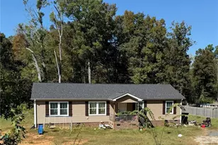 977 N Main St, Denton, NC 27239 - Photo 1