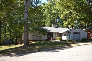 208 Hillcrest Dr, Madison, NC 27025 - Photo 2