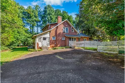 404 N State Street, Yadkinville, NC 27055 - Photo 2