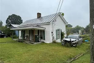 129 Jewel St, Thomasville, NC 27360 - Photo 1