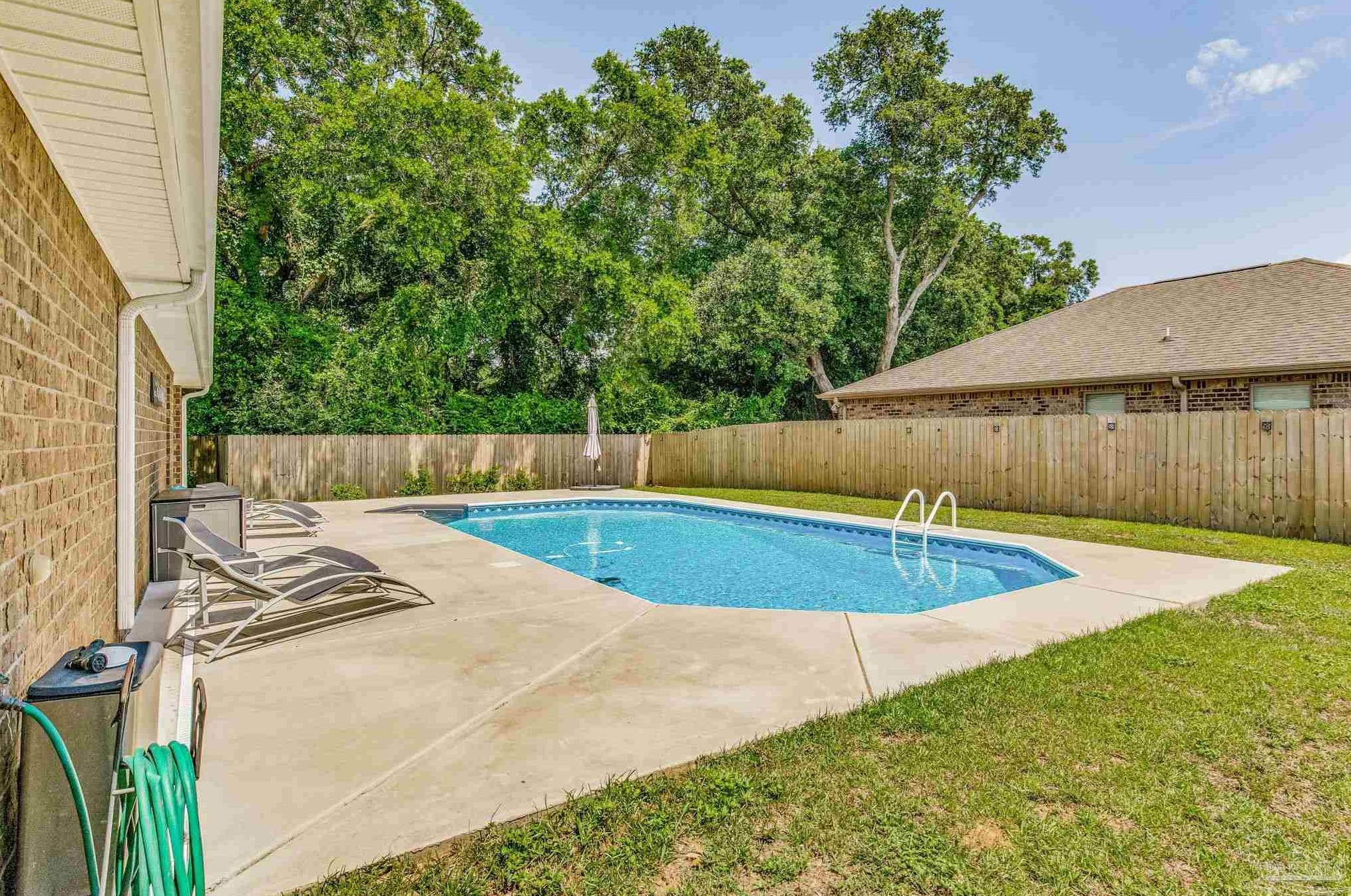 5976 Milan Dr, Milton FL 32571-8478 exterior