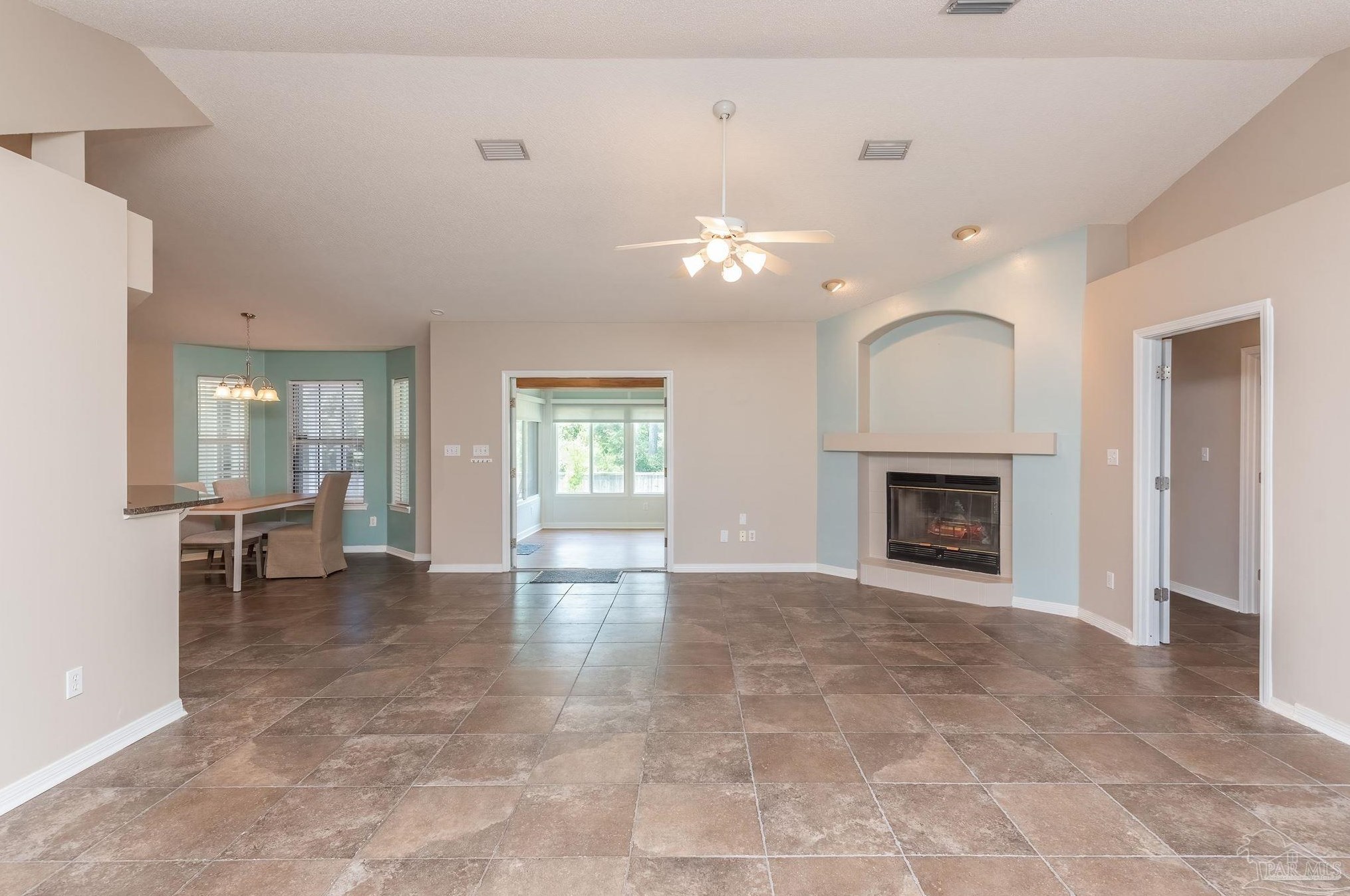 1048 Chandelle Lake Dr, Pensacola, FL 32507-8124