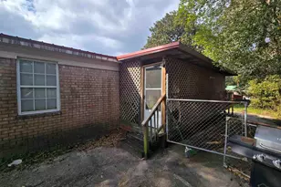 1014 W Lloyd St, Pensacola, FL 32501 - Photo 2