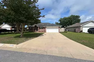 2129 Coral Creek Dr, Pensacola, FL 32506 - Photo 2
