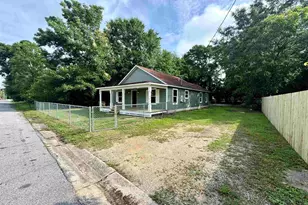 424 Front St, Century, FL 32535 - Photo 10