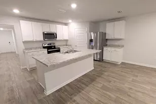 10557 Queens Gate Cir, Pensacola, FL 32506 - Photo 2