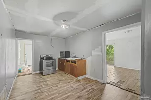 197 Hudson St, Crestview, FL 32536 - Photo 14