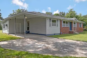 2011 Blakely Ave, Pensacola, FL 32507 - Photo 2